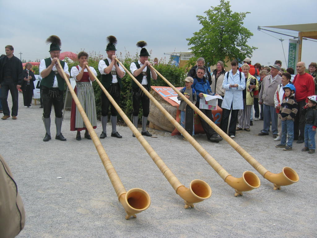 Buga050612AlphornblserDrauen